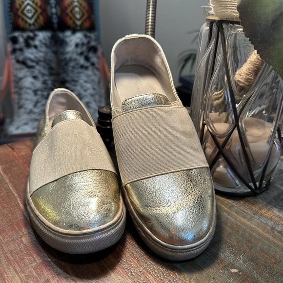 LOGO Lori Goldstein Gold Slip on Sneaker style Awesomeness - Size 9 - Picture 2 of 6